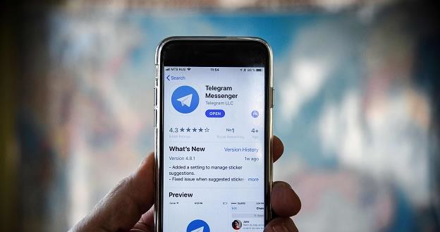 Zakazany komunikator Telegram działa, używają go nawet rządzący! /AFP