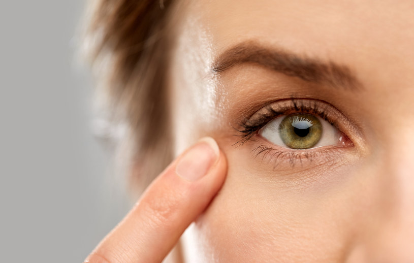 Zakażenie gronkowcem złocistym może objawiać się zmianami skórnymi na powiekach /123RF/PICSEL