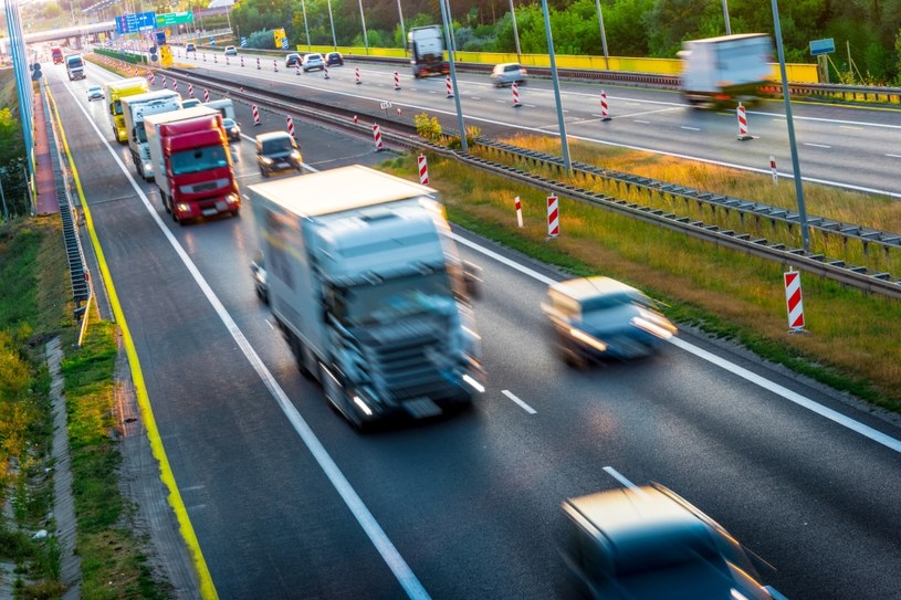 Zakazy jazdy dla ciężarówek w wakacje 2022 to pomysł na zwiększenie bezpieczeństwa i przepustowości na drogach /123RF/PICSEL /123RF/PICSEL