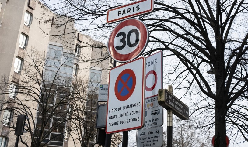 Zakazy, zwężenia, gigantyczne korki i strefa Tempo 30 - to codzienność kierowców w Paryżu /AFP