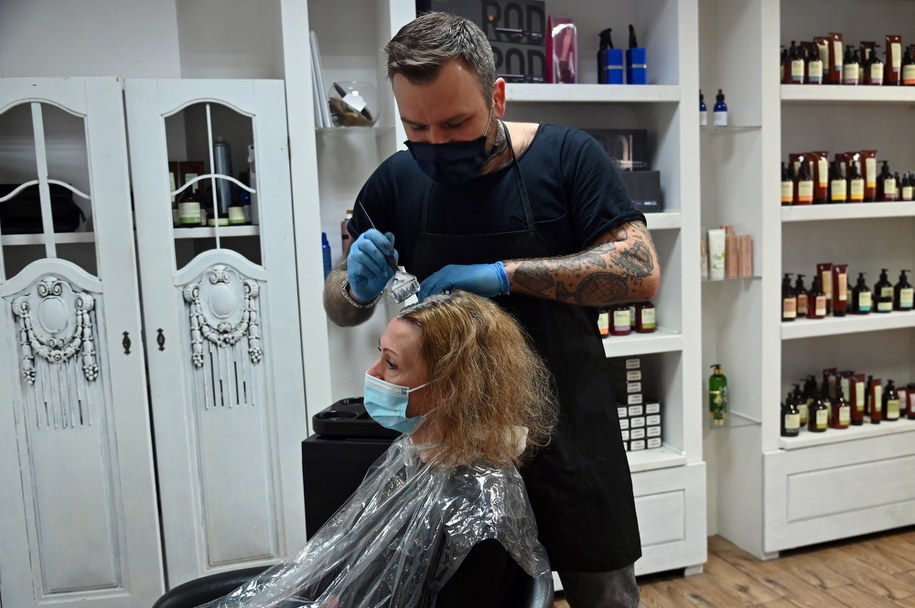 Zakład fryzjerski w Szczecinie otwarty po raz pierwszy po kilku tygodniach obostrzeń / 	Marcin Bielecki    /PAP