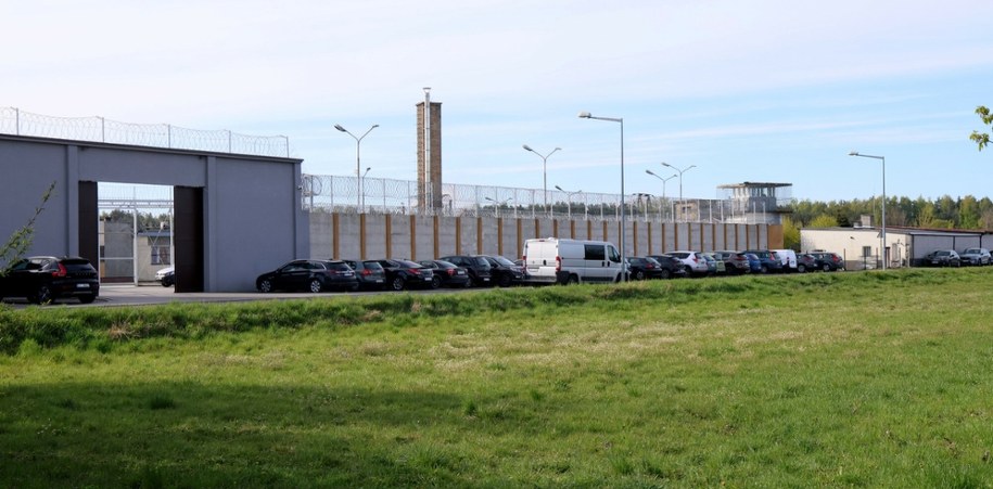 Zakład karny w Łowiczu, w którym przebywał "Łomiarz" /Wojciech Olkusnik /PAP