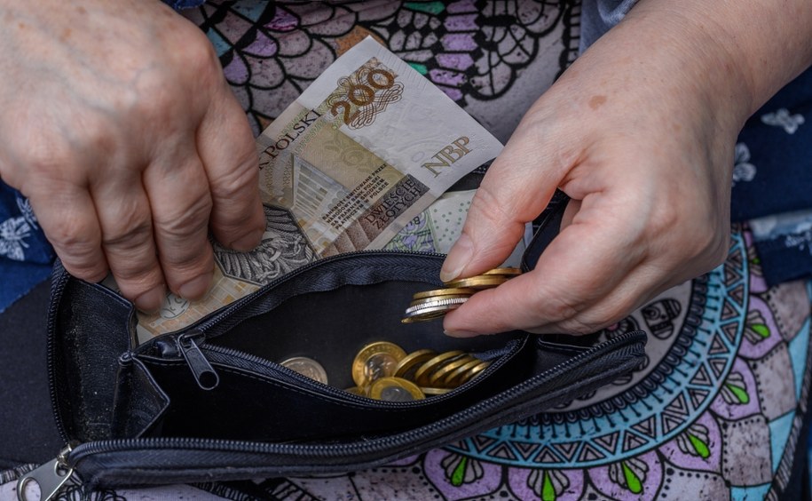 Zakład Ubezpieczeń Społecznych wkrótce ruszy z wypłatą czternastek /Shutterstock