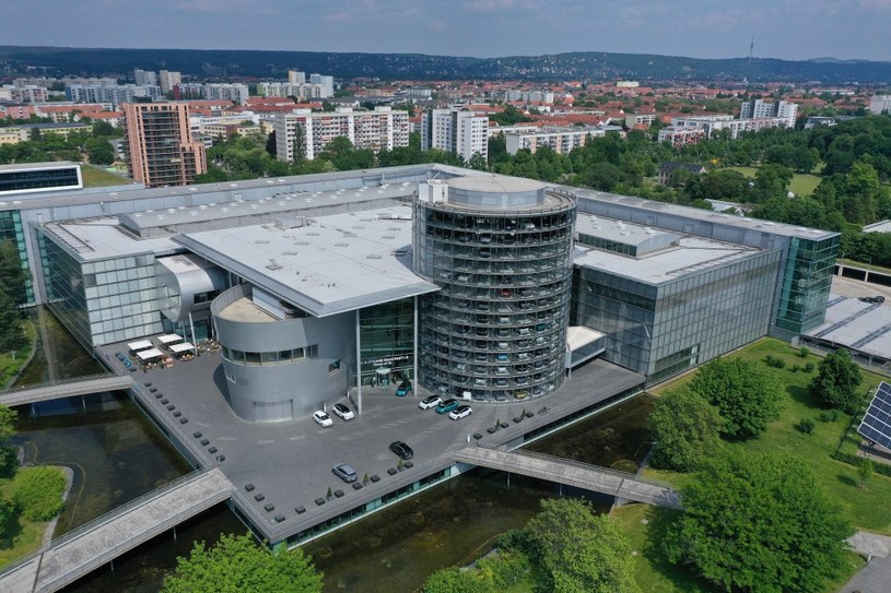 Zakład w Dreźnie uznawany jest za architektoniczną perełkę. Niestety, ma zakończyć produkcję samochodów /Getty Images