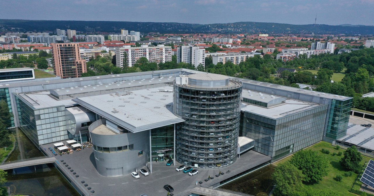 Zakład w Dreźnie uznawany jest za architektoniczną perełkę. Niestety, ma zakończyć produkcję samochodów /Getty Images