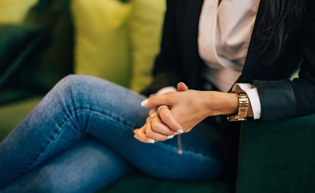 Zakładasz nogę na nogę? Ten nawyk może być śmiertelnie groźny