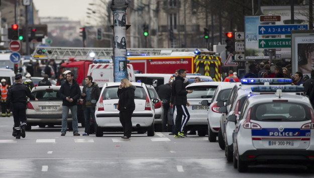 Zakładnicy są przetrzymywani w sklepie koszernym na wschodzie Paryża /IAN LANGSDON /PAP/EPA