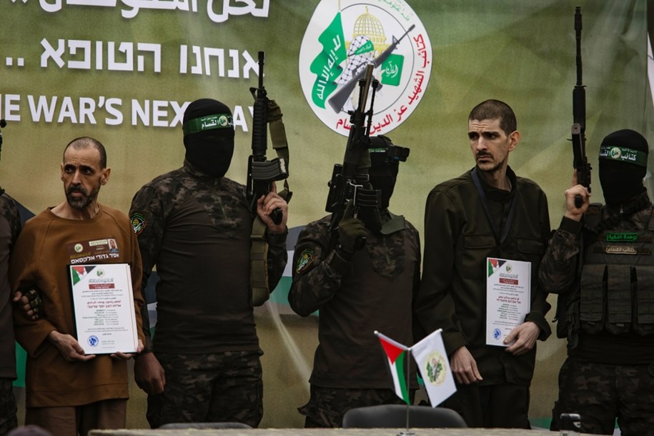 Zakładnicy zostali uwolnieni podczas "uroczystości" zorganizowanej przez Hamas /HAITHAM IMAD /PAP/EPA