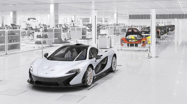 Zakłady McLarena w angielskim Woking opuszcza dziennie jeden egzemplarz P1. Montaż każdego auta trwa łącznie 17 dni, pracuje przy nim około 80 osób. /McLaren