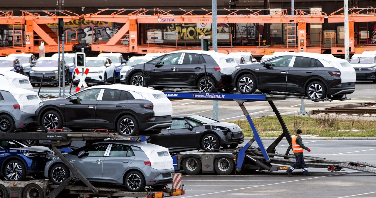 Zakłady wstrzymują produkcję, więc wydłuża się oczekiwanie na samochód, rosną również ceny /Getty Images