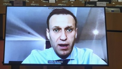 Zakleili kamerę i chcieli wyważyć drzwi. Policja przyszła po współpracownicę Nawalnego