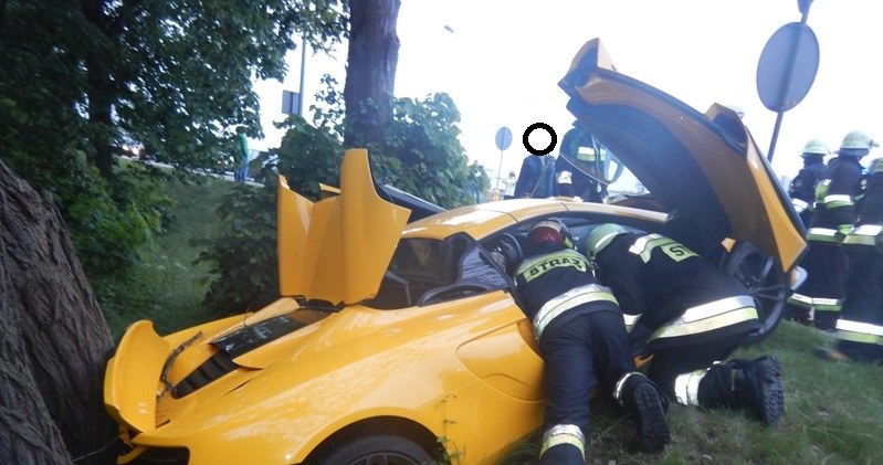 Zakleszczonego kierowcę uwolnili strażacy / Fot: PSP Krapkowice /Informacja prasowa