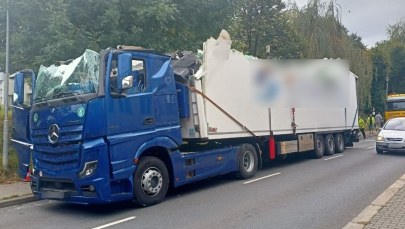 Zaklinował się tirem pod wiaduktem. Poważnie zniszczył pojazd