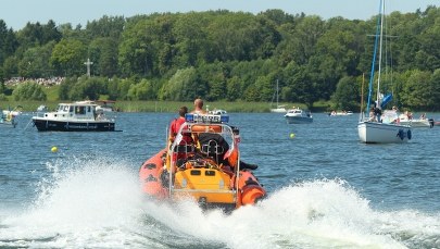 Zaklinował się w oknie na łodzi. Nietypowa akcja ratowników MOPR