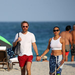 Zakochani David Guetta i Jessica Ledon relaksują się na plaży