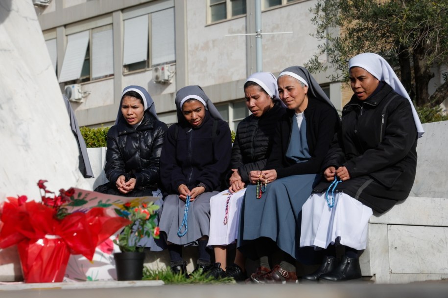 Zakonnice modlą się przed Polikliniką Gemelli, w której przebywa papież Franciszek /GIUSEPPE LAMI /PAP/EPA