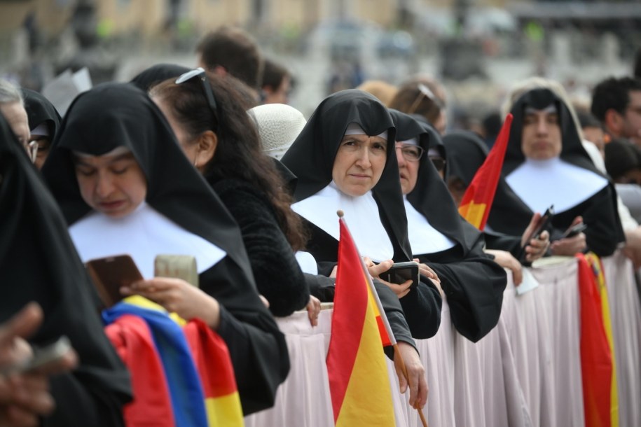 Zakonnice w tłumie wiernych, którzy zgromadzili się na placu św. Piotra /ALESSANDRO DI MEO    /PAP/EPA