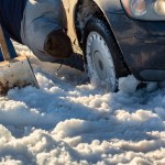 Zakopałeś auto w śniegu? Spokojnie, metod na wyjechanie jest kilka