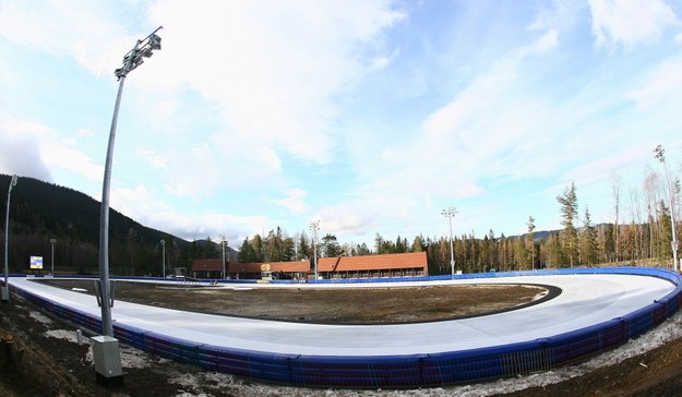 Zakopane 16 grudnia 2008. Widok na nowo wybudowany tor lodowy Centralnego Ośrodka Sportu /Grzegorz Momot /PAP