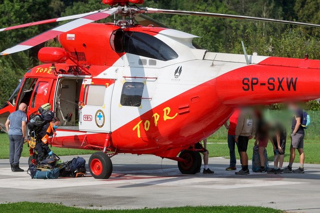 Zakopane, 25 sierpnia 2024. Helikopter TOPR transportujący turystów /Grzegorz Momot /PAP