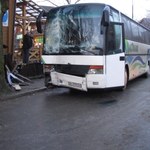 Zakopane: Autobus wjechał w budynek restauracji