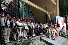 Zakopane: Górale zgromadzili się w Parku Fatimskim na Krzeptówkach