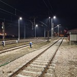 Zakopane: Kobieta próbowała uciec od męża. Szła w nocy po torowisku