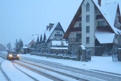 Zakopane pod śniegiem. Na drogi wyjechały pługi