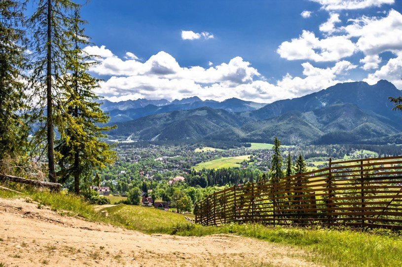 Zakopane to największa zarazem i najbardziej popularna miejscowość w otoczeniu Tatr /123RF/PICSEL