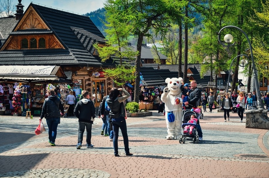 Zakopane. Turyści i biały miś na Krupówkach /Shutterstock