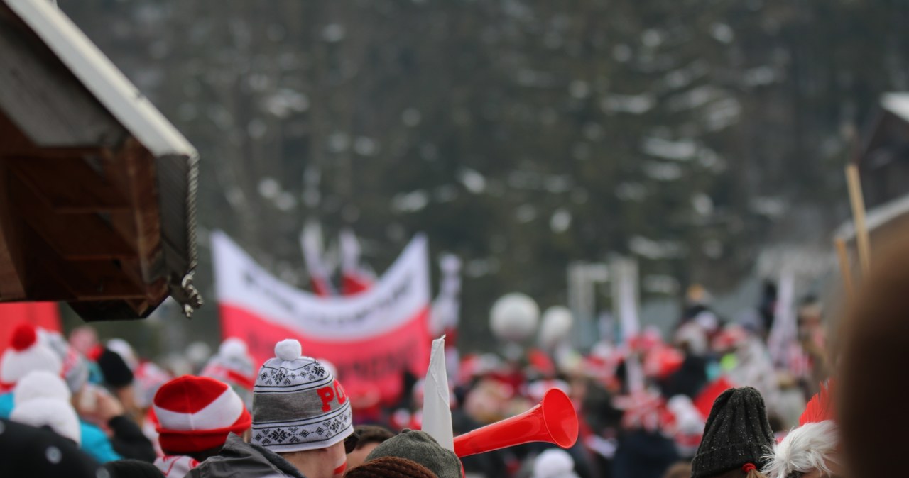 Zakopane utonęło w biało-czerwonych barwach… To tysiące kibiców skoków zjechały pod Tatry!