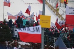 Zakopane utonęło w biało-czerwonych barwach… To tysiące kibiców skoków zjechały pod Tatry!