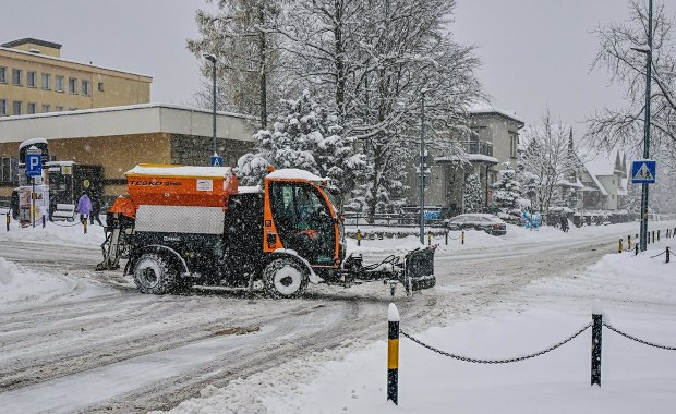 Zakopane walczy ze śniegiem. Ciężarówki w akcji