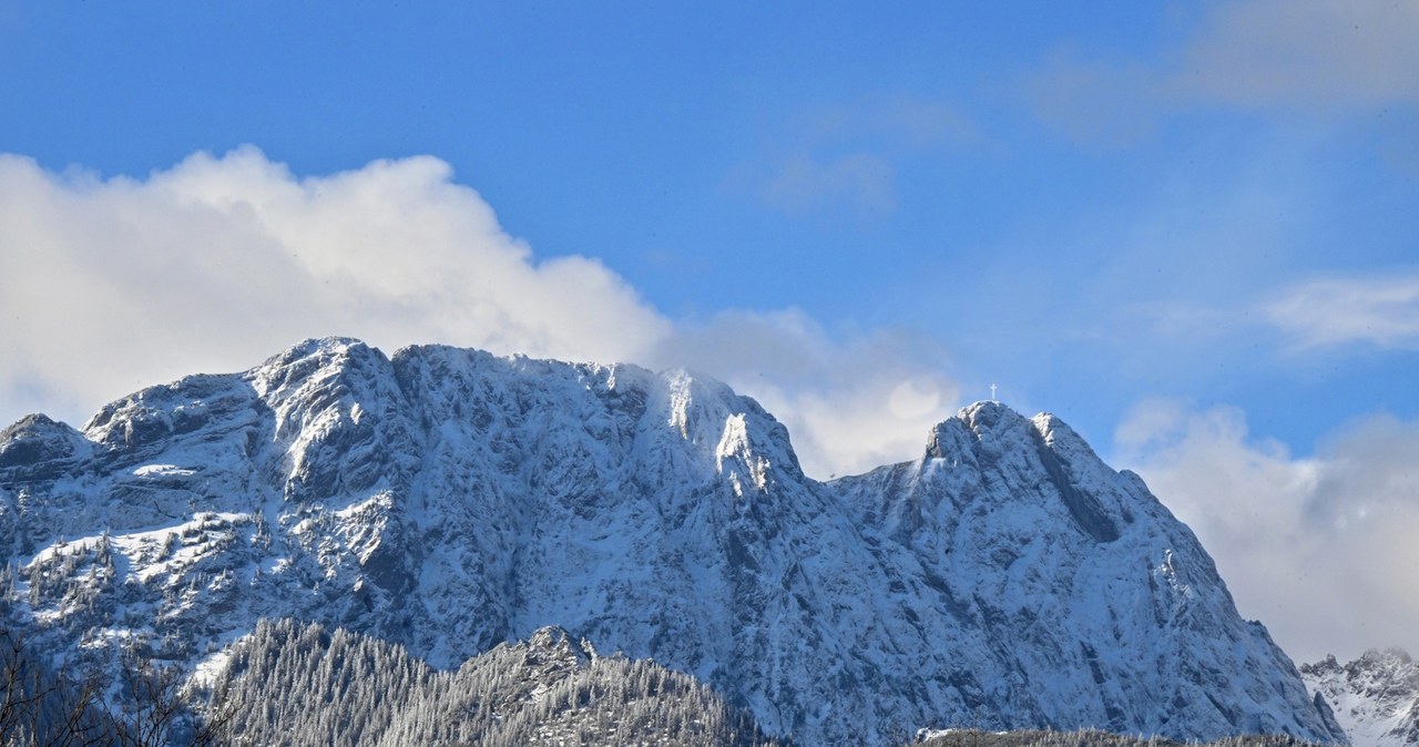 Zakopane zachwyca górskimi widokami. /East News