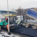 Zakopianka zwężona przez prace przy węźle Myślenice. Korek murowany