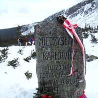 Pamiątkowy pomnik w miejscu śmierci Mieczysława Karłowicza pod Małym Kościelcem