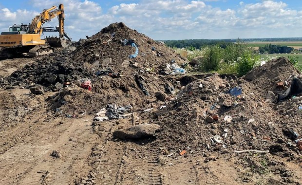 Zakopywali śmieci na prywatnym lotnisku. W Wielkopolsce zatrzymano 9 osób