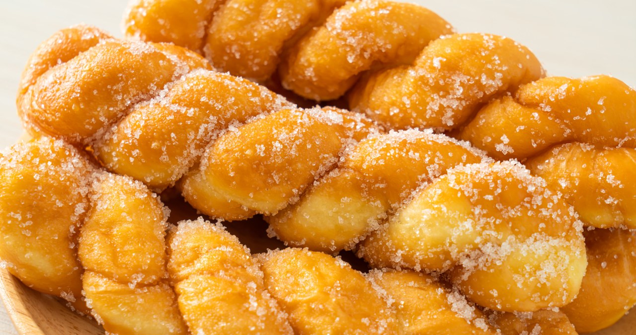 Zakręcone pączki należą do najlepszych karnawałowych słodyczy /topntp /123RF/PICSEL