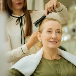 Zakryj odrost na włosach w kilka minut. Najlepsze triki i fryzury na nagłe wyjście