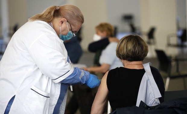 Zakrzepica po przyjęciu AstryZeneki. "Ryzyko sto razy wyższe podczas lotu samolotem"