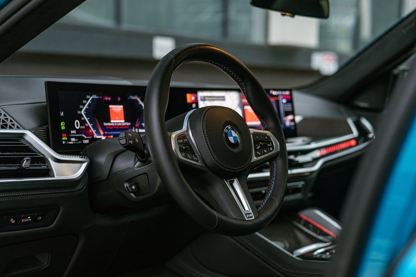 Zakrzywiona tafla szkła kryjąca dwa ekrany dodaje nowoczesności wnętrzu BMW X6 /Karol Tynka /INTERIA.PL