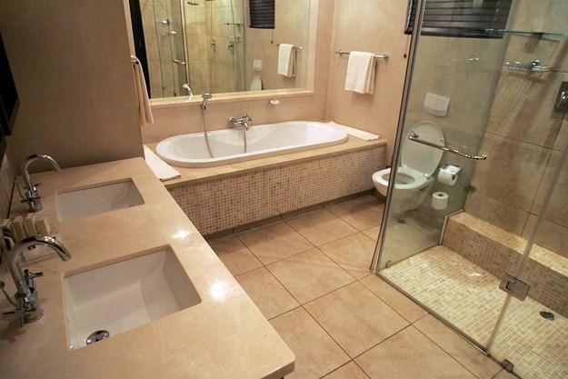 Zakup mieszkania z wykończoną i wyposażoną łazienką to oszczędność min. kilku tysięcy złotych /AFP
