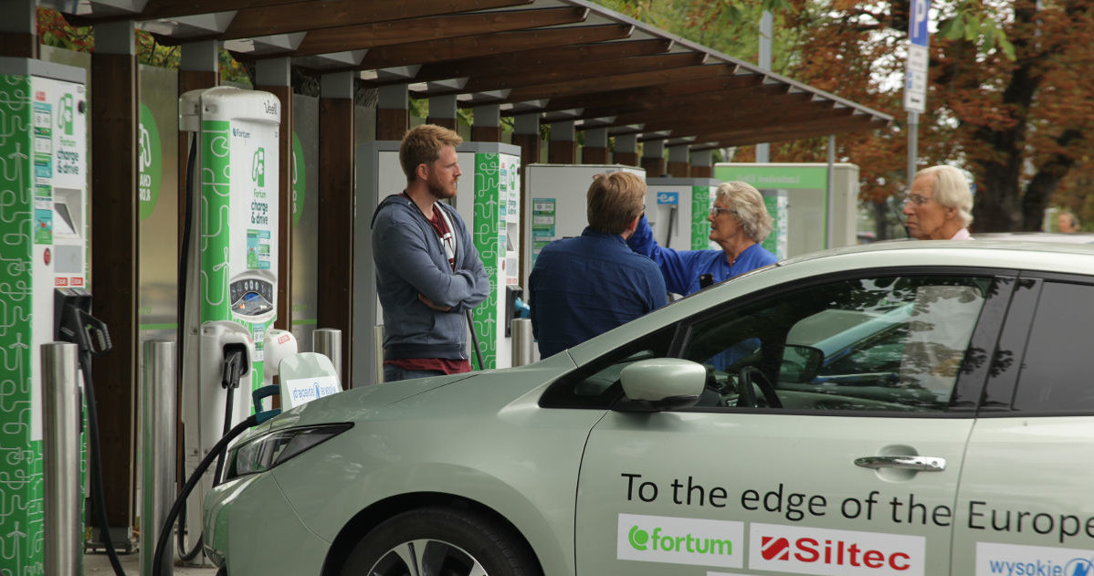 Zakup pierwszego auta elektrycznego w wieku 68 lat? Czemu nie. Po kilku miesiącach ładowania auta w domu Lill-Ann musi się jedynie oswoić z szybką ładowarką, której będzie potrzebować podczas dalszej podróży. /WysokieNapiecie.pl