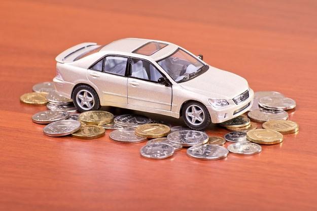 Zakup samochodu na kredyt związany jest z koniecznością podjęcia całego szeregu decyzji /&copy;123RF/PICSEL