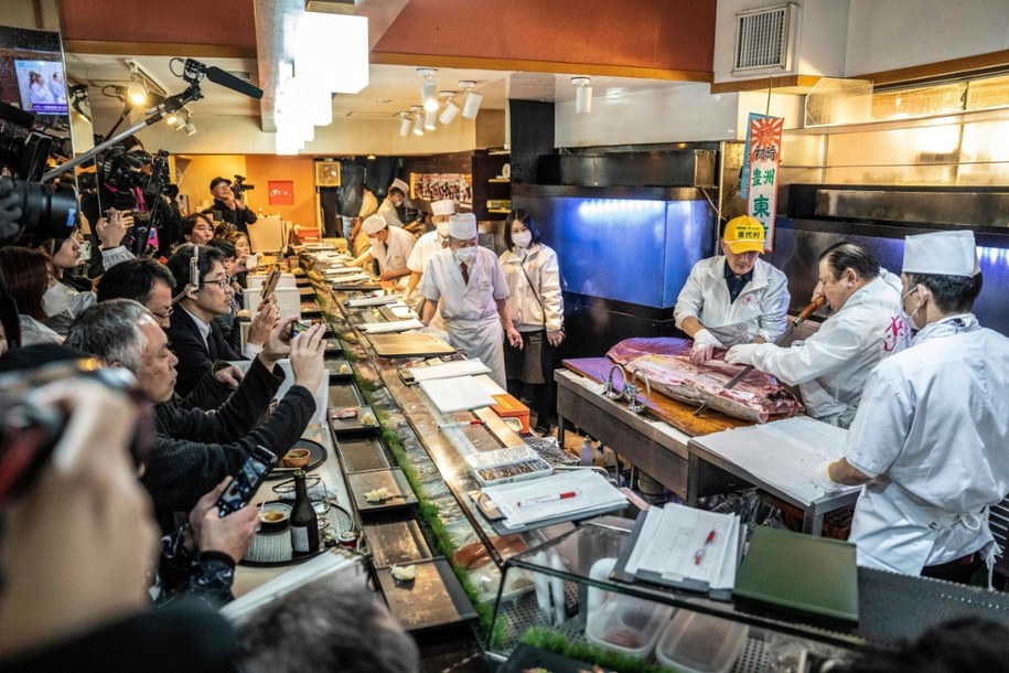 Zakupiona ryba w błysku kamer została pokrojona /Yuichi Yamazaki /East News/AFP