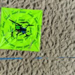 Zakupy dostarczone z powietrza. Udane lądowanie drona na plaży