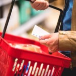 Zakupy przed świętami 2025. Sieci obniżają i podnoszą ceny kluczowych towarów