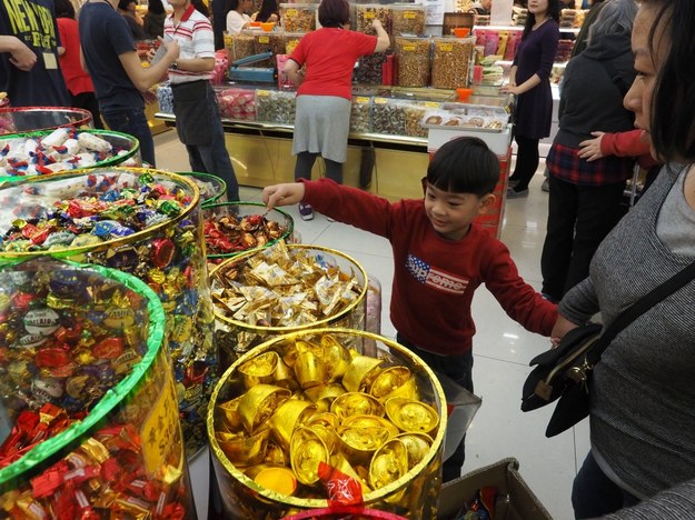 Zakupy słodkości na targu w Tajwanie /DAVID CHANG  /PAP/EPA