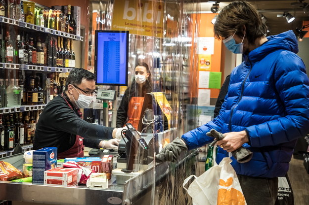 Zakupy w jednym z paryskich supermarketów /CHRISTOPHE PETIT TESSON /PAP/EPA