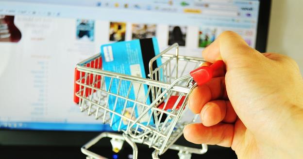 Zakupy w sieci powszednieją, a Polacy stali się świadomymi, pewnymi siebie e-konsumentami /&copy;123RF/PICSEL
